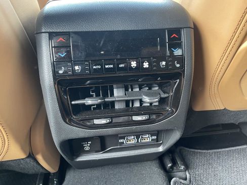 Used 2025 Jeep Grand Cherokee Summit image 27