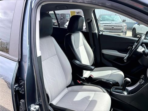 Used 2022 Chevrolet Trax LT w/ LT Convenience Package image 11