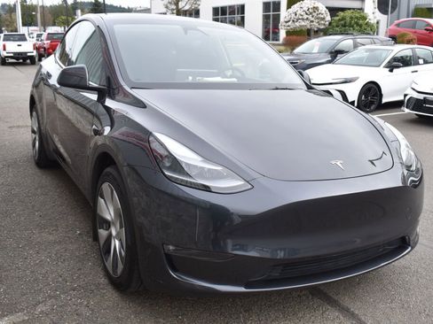 Used 2024 Tesla Model Y Long Range image 3