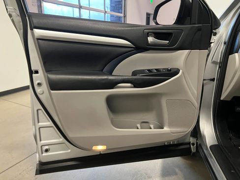 Used 2017 Toyota Highlander XLE AWD/4WD image 27