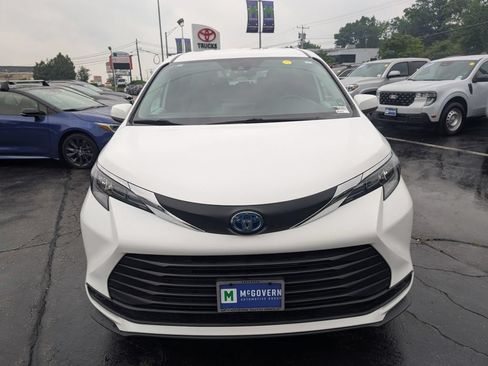 Used 2025 Toyota Sienna LE FWD image 11