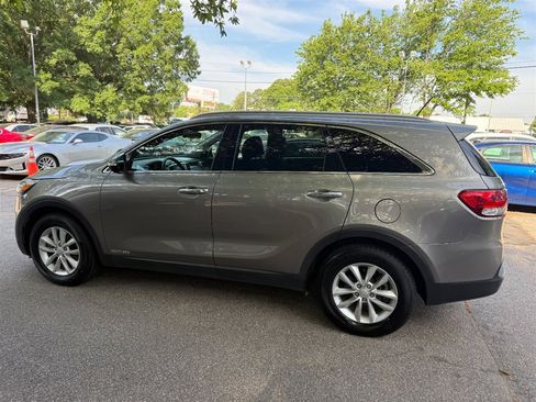 Used 2017 Kia Sorento AWD image 8