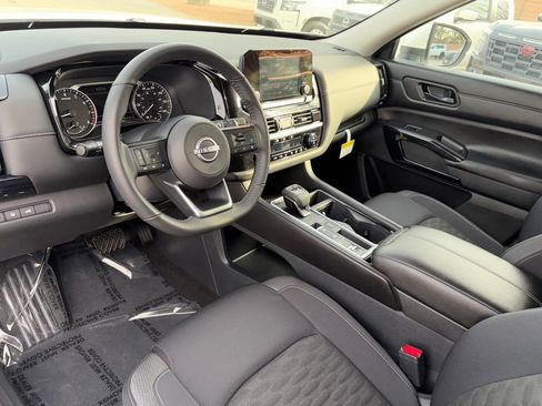 Used 2025 Nissan Pathfinder SV image 8