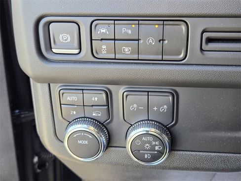 Used 2024 GMC Yukon SLT w/ SLT Luxury Package image 31