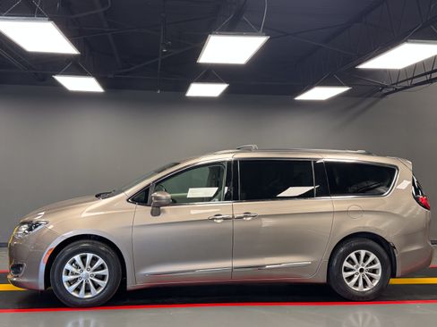 Used 2017 Chrysler Pacifica Touring-L FWD image 3