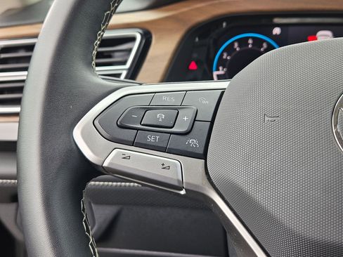 Used 2025 Volkswagen Atlas SE image 17