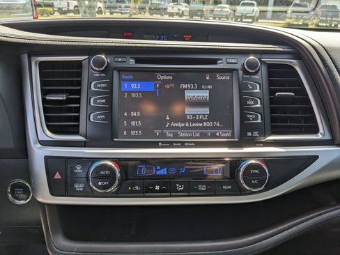 Used 2019 Toyota Highlander XLE image 22