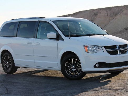 Used 2017 Dodge Grand Caravan SXT FWD image 2