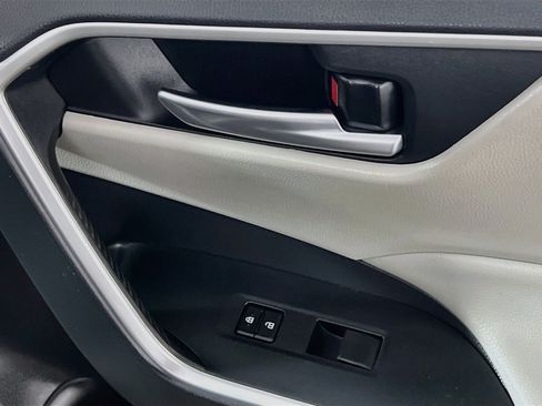 Used 2019 Toyota RAV4 XLE w/ Convenience Package FWD image 32