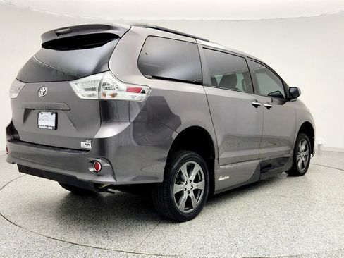 Used 2017 Toyota Sienna SE Premium FWD image 5