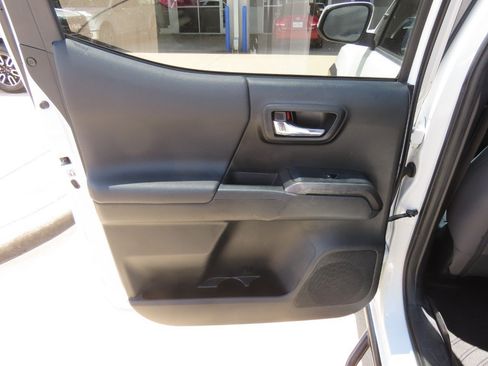 Used 2017 Toyota Tacoma TRD Sport AWD/4WD image 19