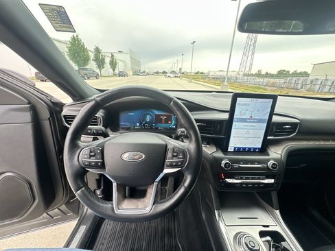 Used 2020 Ford Explorer Platinum w/ Premium Technology Package AWD/4WD image 11