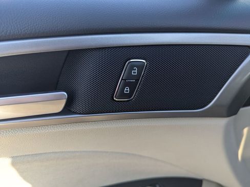 Used 2019 Ford Fusion SE image 18