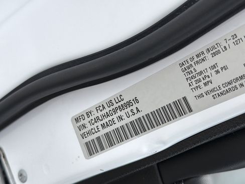 Used 2023 Jeep Grand Cherokee Laredo image 27