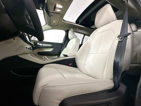 Used 2025 Volvo XC40 B5 Plus w/ Climate Package image 18