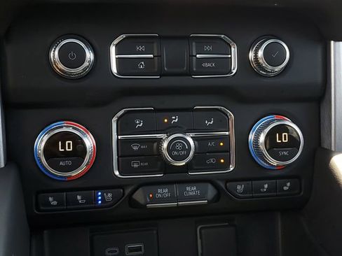 Used 2023 GMC Yukon XL SLT w/ SLT Premium Package AWD/4WD image 34