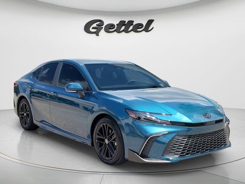 Used 2025 Toyota Camry SE w/ Convenience Package FWD image 3