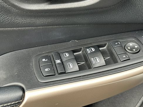 Used 2017 Jeep Cherokee Limited w/ Luxury Group image 12