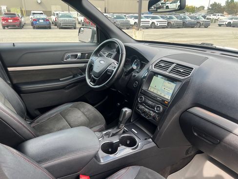 Used 2018 Ford Explorer XLT w/ Equipment Group 202A AWD/4WD image 34