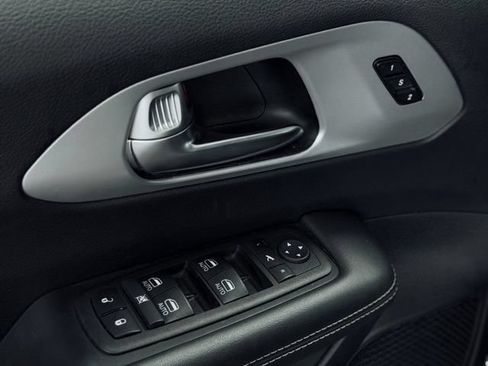 Used 2025 Chrysler Pacifica Limited FWD image 17