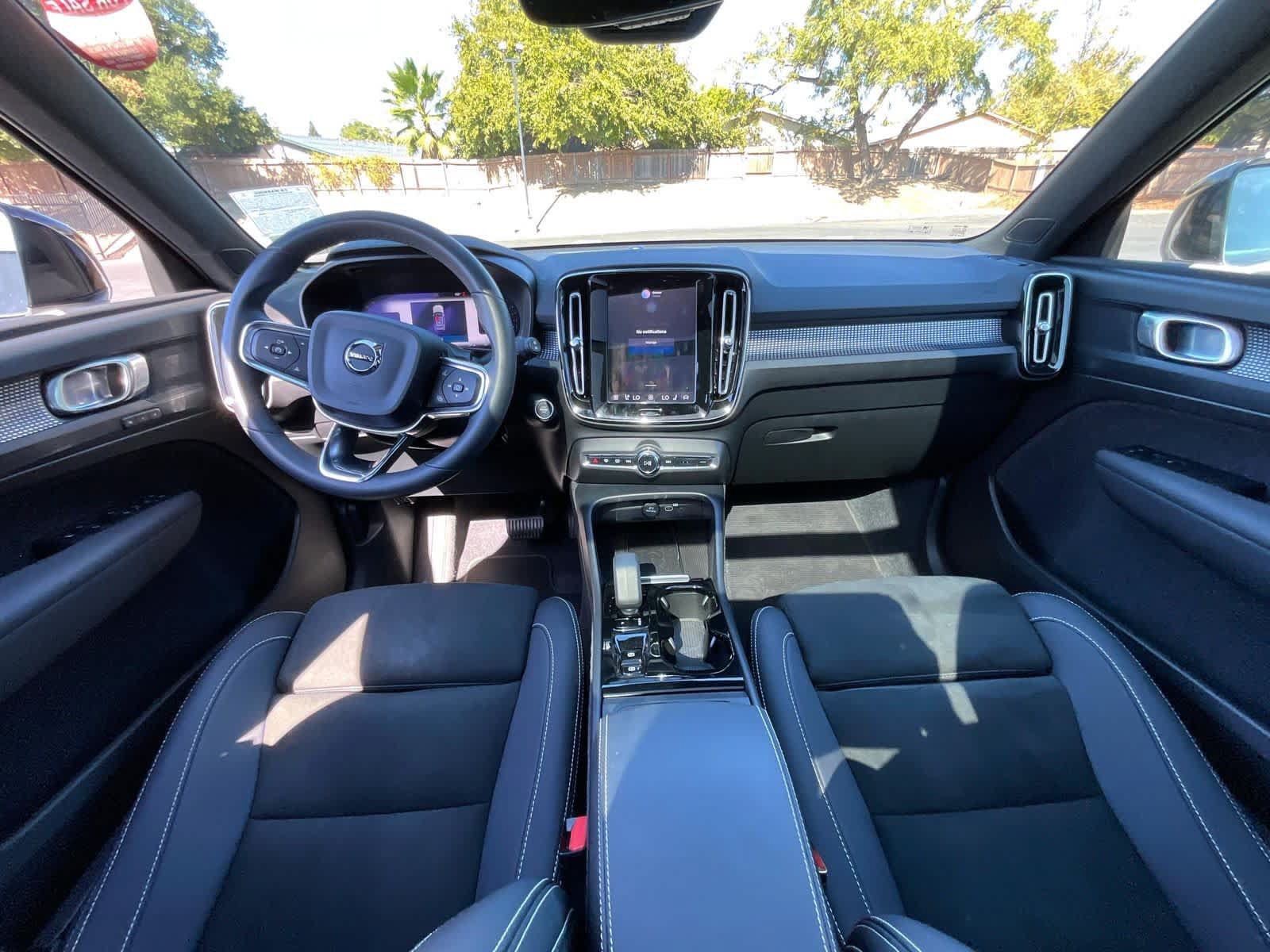 Used 2023 Volvo XC40 B5 Plus AWD/4WD image 5
