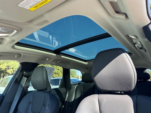 Used 2022 Volvo XC60 B5 Momentum image 22