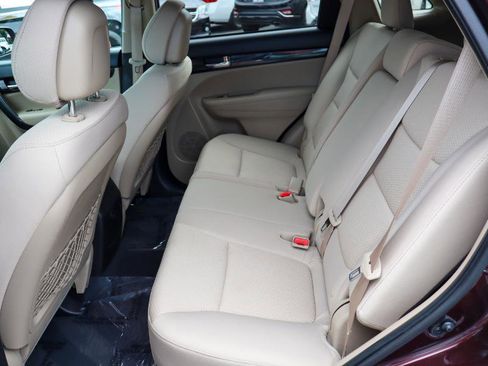Used 2012 Kia Sorento LX w/ Convenience Pkg FWD image 11