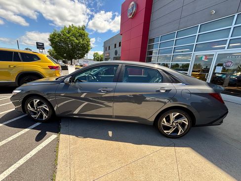 Used 2024 Hyundai Elantra Limited FWD image 5
