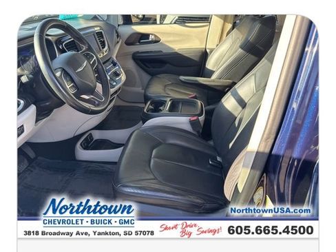 Used 2018 Chrysler Pacifica Touring-L image 10
