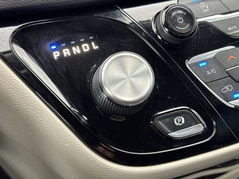 Used 2022 Chrysler Pacifica Touring-L FWD image 21