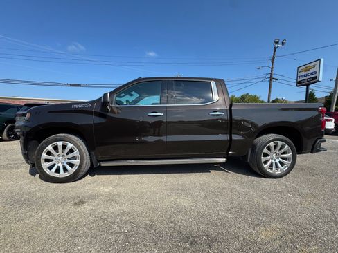 Used 2019 Chevrolet Silverado 1500 High Country w/ Technology Package AWD/4WD image 3