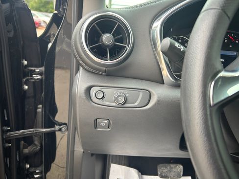 Used 2025 Chevrolet Blazer LT image 17