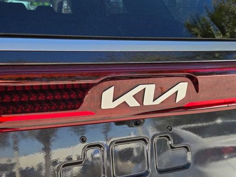 Used 2022 Kia Carnival LX image 10