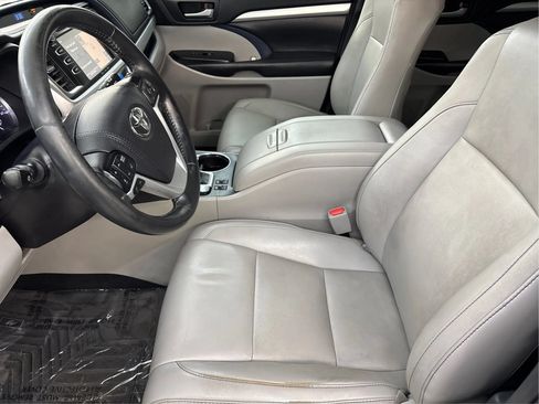 Used 2019 Toyota Highlander XLE AWD/4WD image 13
