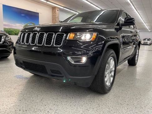 Used 2021 Jeep Grand Cherokee Laredo AWD/4WD image 38
