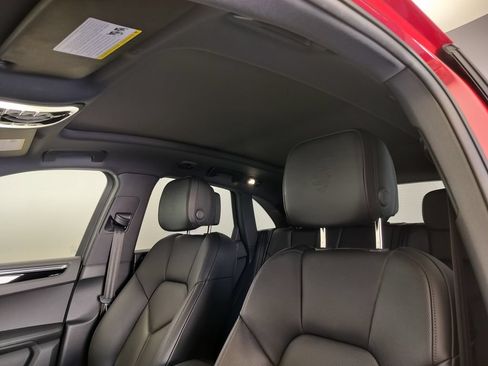 Certified 2025 Porsche Macan AWD/4WD image 7