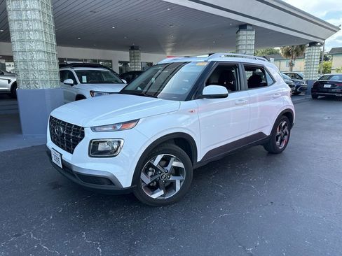Used 2025 Hyundai Venue SEL FWD image 1