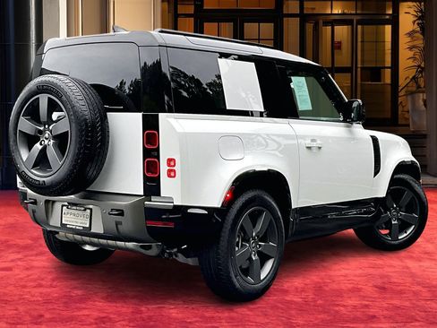 Used 2025 Land Rover Defender 90 X-Dynamic SE image 11