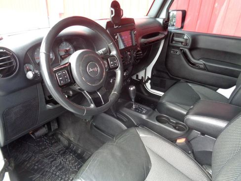 Used 2016 Jeep Wrangler Unlimited Sahara AWD/4WD image 2