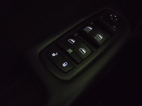 Used 2017 Chrysler 200 Limited Platinum w/ Comfort & Convenience Group image 27