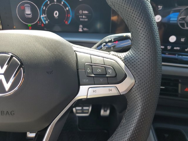Certified 2026 Volkswagen Tiguan SE R-Line FWD image 33