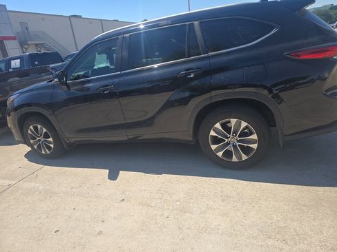 Used 2023 Toyota Highlander XLE FWD image 6