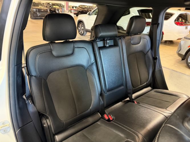 Used 2024 Jeep Grand Cherokee Altitude AWD/4WD image 31