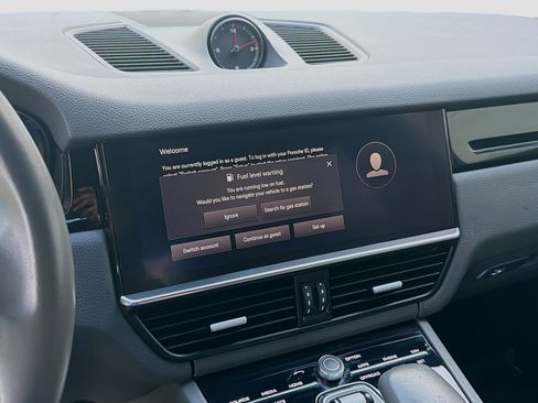 Used 2023 Porsche Cayenne Platinum Edition image 12