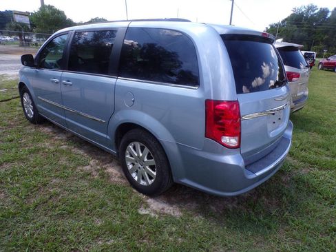Used 2013 Chrysler Town & Country Touring image 4