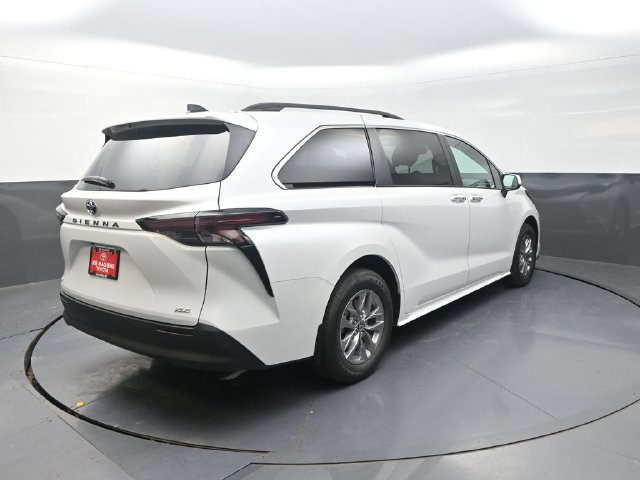 Used 2026 Toyota Sienna XLE FWD image 8