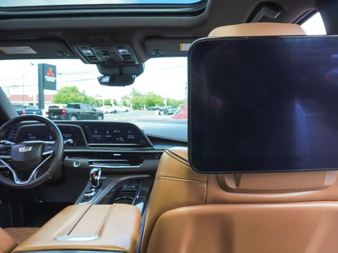 Used 2024 Cadillac Escalade ESV Premium Luxury w/ Performance Package AWD/4WD image 40
