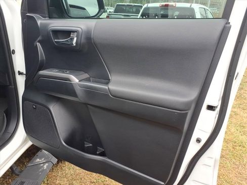 Used 2019 Toyota Tacoma TRD Off-Road image 12