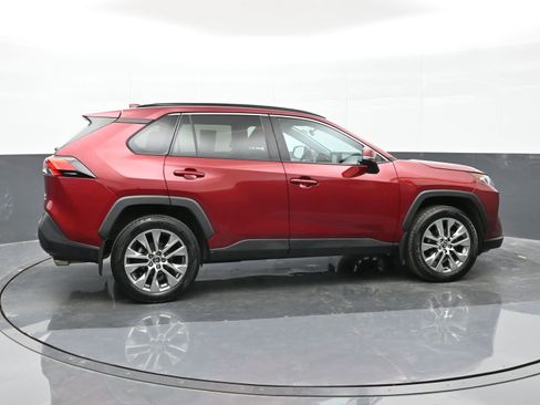 Used 2021 Toyota RAV4 XLE Premium image 5