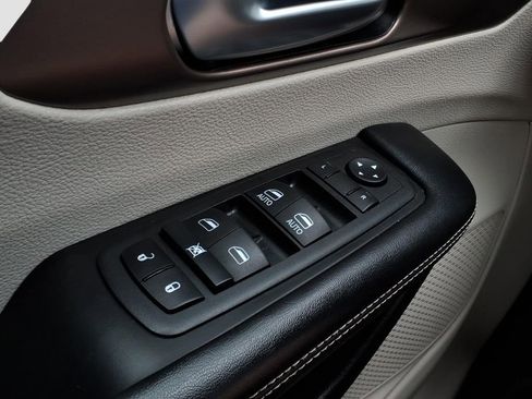 Used 2022 Chrysler Voyager LX FWD image 20
